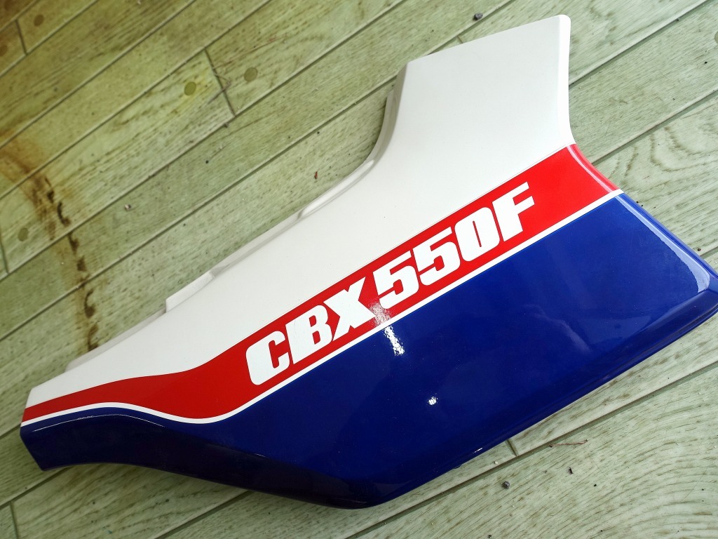 ★CBX550F★純正サイドカバー左右★中古品★_画像8