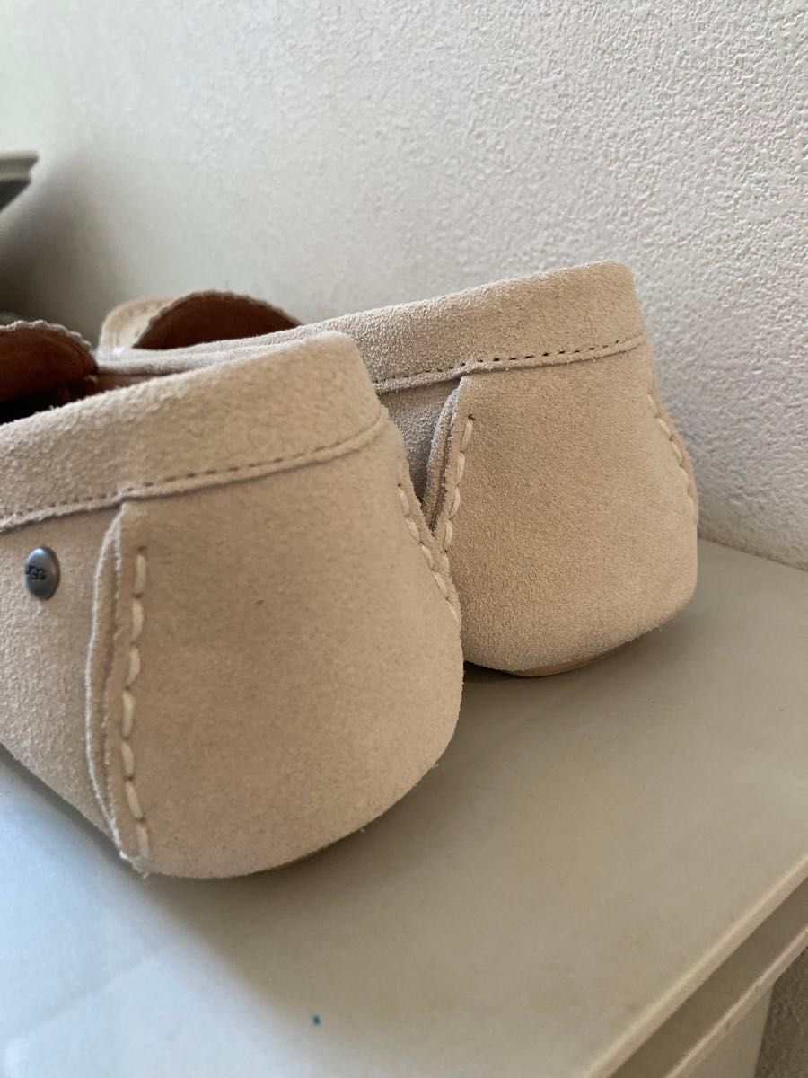 スリッポン ローファー　UGG タッセル　美品　UGG ローファー　24 パンプス　モカシン　ボアなし　タッセル　レディース　