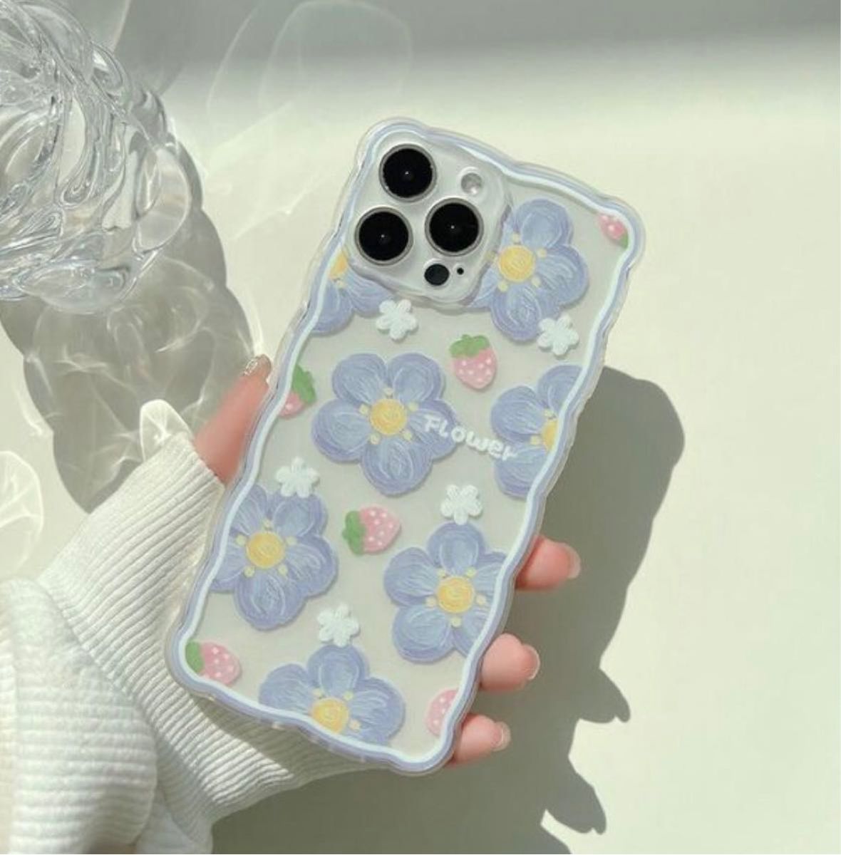 iPhone12ケース 花柄 ブルー いちご うねうね 可愛い 春 くすみ カバー スマホケース