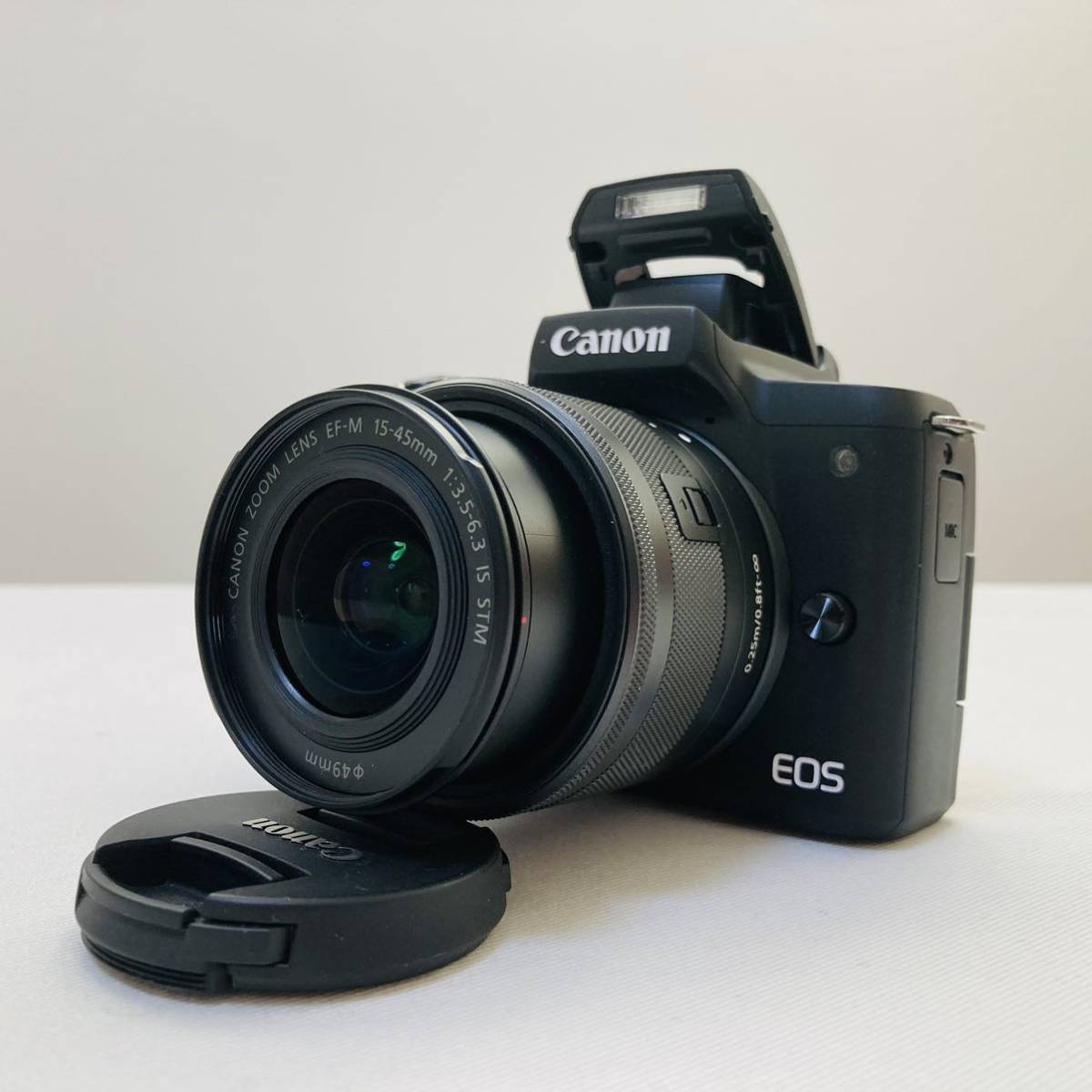 【極美品】Canon EOS Kiss M2 レンズキットEF-M15-45STM人気のブラック ミラーレス一眼レフカメラ標準レンズ　黒ブラック_画像2