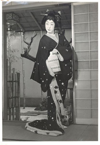 藤本四八プリント「作品10」 裏にスタンプ 32.1×22.1 雑誌「スタイル」のために撮影された作品 Shihachi Fujimoto - アート写真 藤本四八プリント「作品10」 裏にスタンプ 32.1×22.1 雑誌「スタイル」のために撮影された作品 Shihachi Fujimoto - アート写真