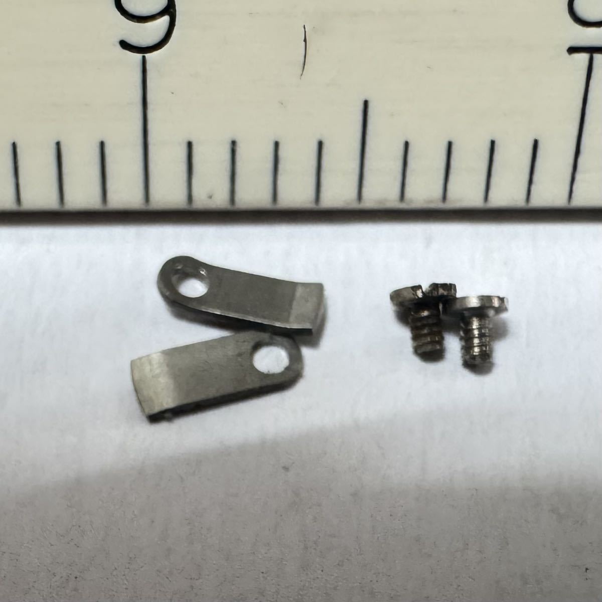オメガ 機械とケースを固定するネジ cal.1330に使われてたネジです。  OMEGA screw ソ-1の画像7