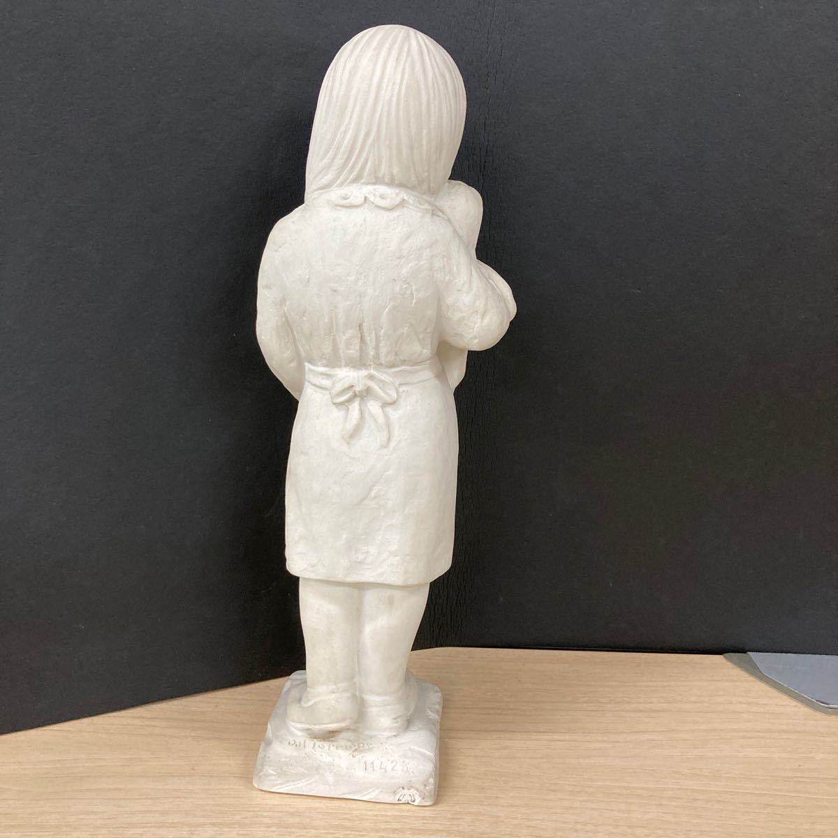 〈う809〉石膏像 女の子 人形 高さ約35cm オブジェ 置物 インテリア ガーデニング 美術品 オーナメント 彫刻 西洋 女児 人形 220715_画像2