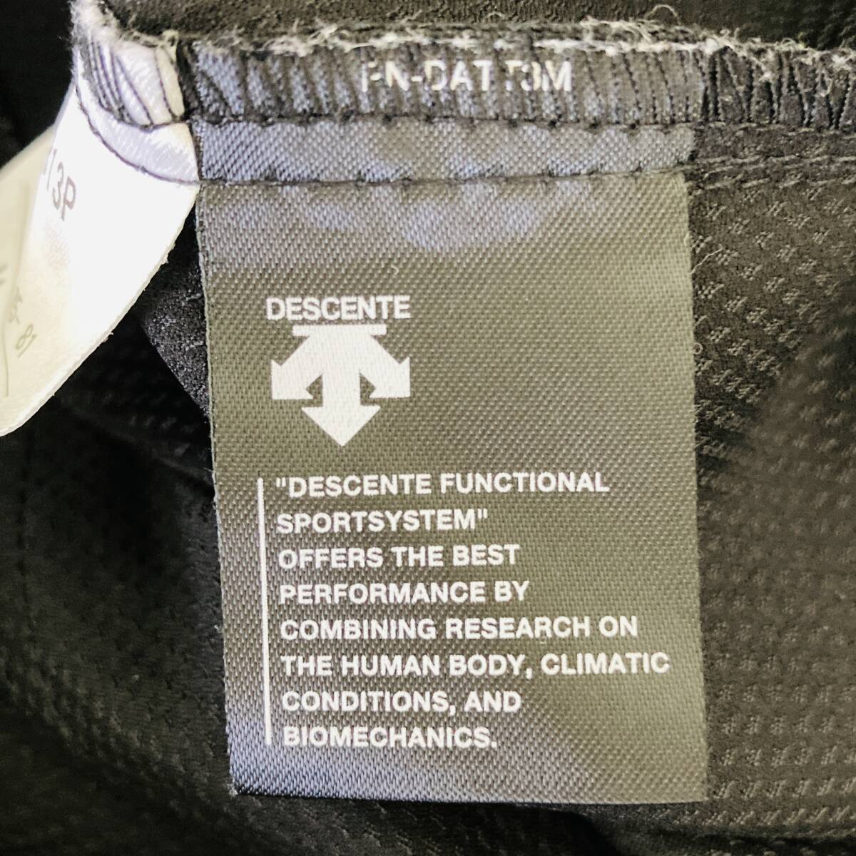 YH0163 DESCENTE デサント メンズ ハーフパンツ ショートパンツ 薄手 ウエストゴム 腰紐 ワッペン 古着 M 黒 スポーティチックスタイル_画像9