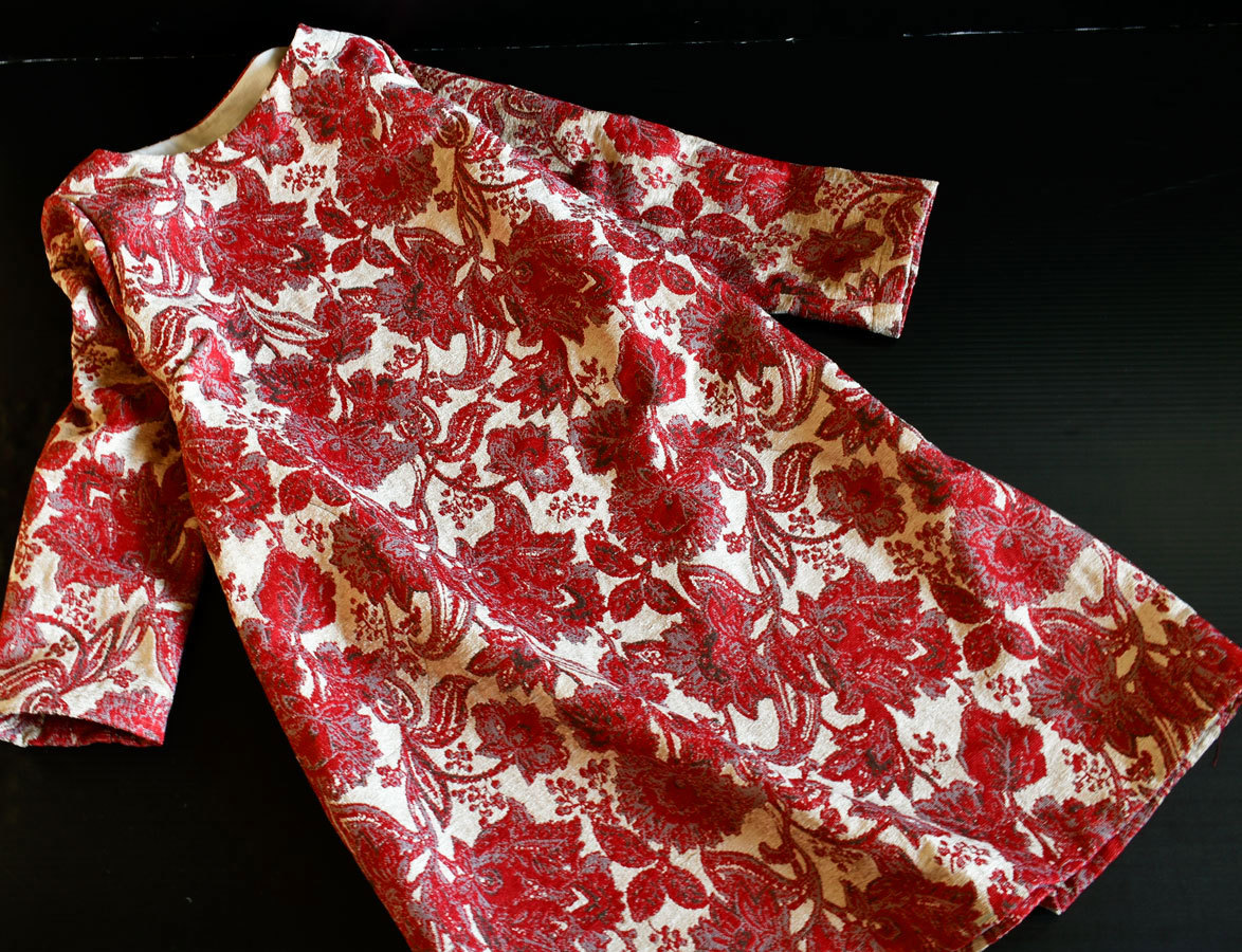 綿混ゴブラン織り/ベージュに赤系の大きな花柄/長袖ＯＰ/ゆったりМ_画像4