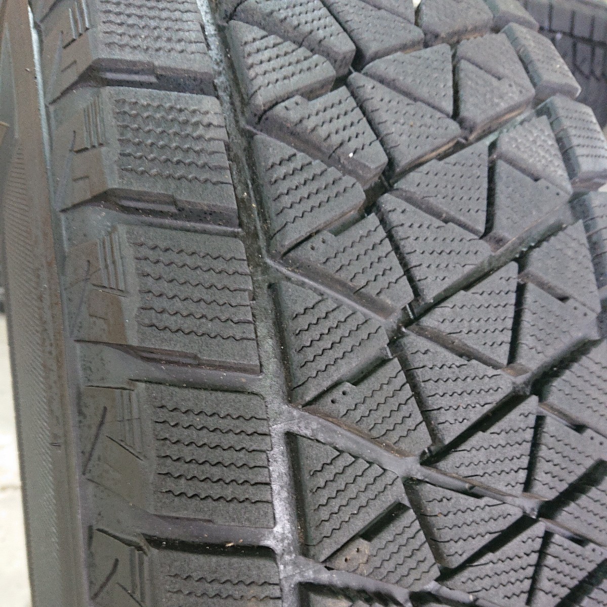 265/70R16 зимние шины BLIZZAK DM-V2 Hilux Surf . использование легкосплавные колесные диски имеется 4 шт. комплект воскресенье конец неделя конец купон 