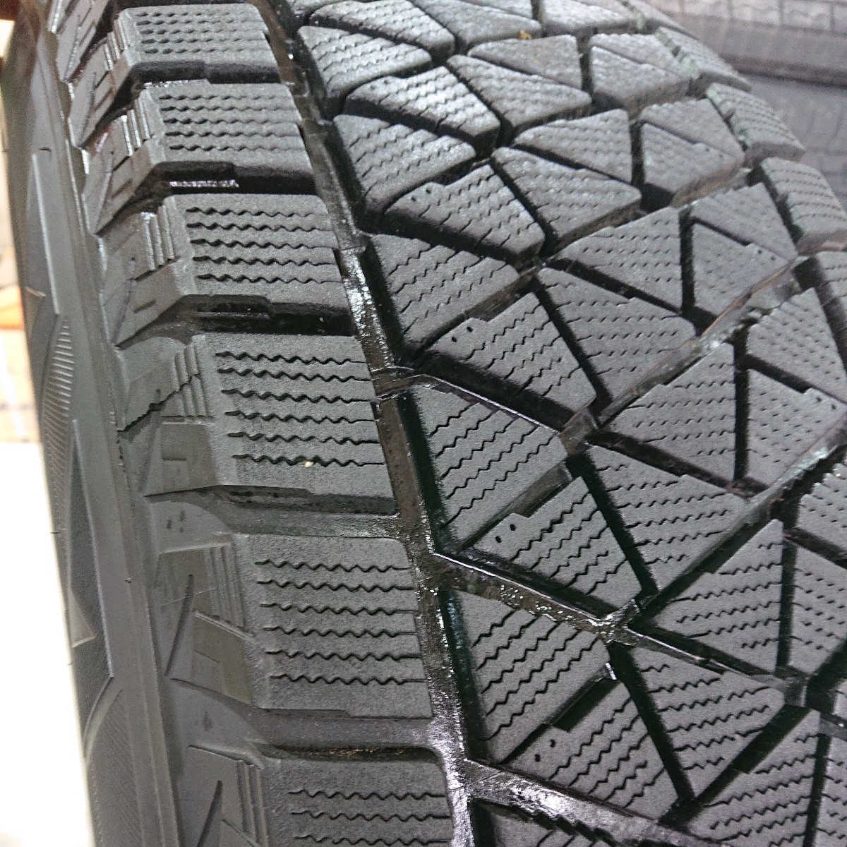 265/70R16 зимние шины BLIZZAK DM-V2 Hilux Surf . использование легкосплавные колесные диски имеется 4 шт. комплект воскресенье конец неделя конец купон 