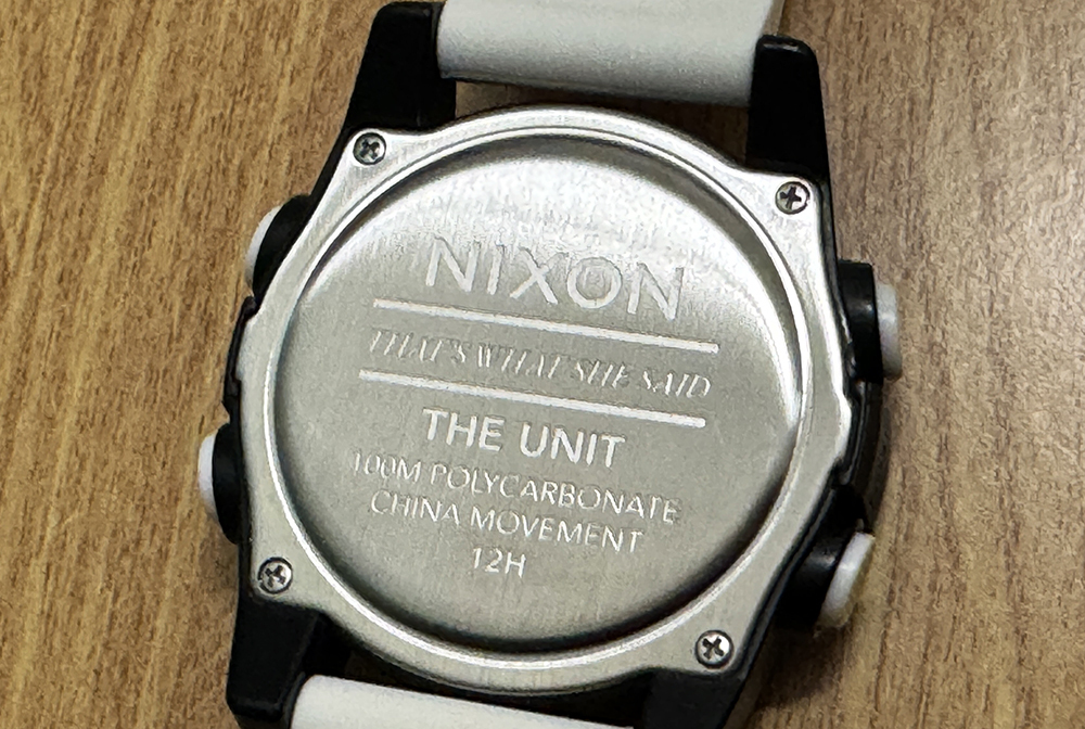 【激レアカラー！美品！】NIXON　デジタル腕時計 UNIT　NA197127　ニクソン　ユニット_裏蓋はピカピカです