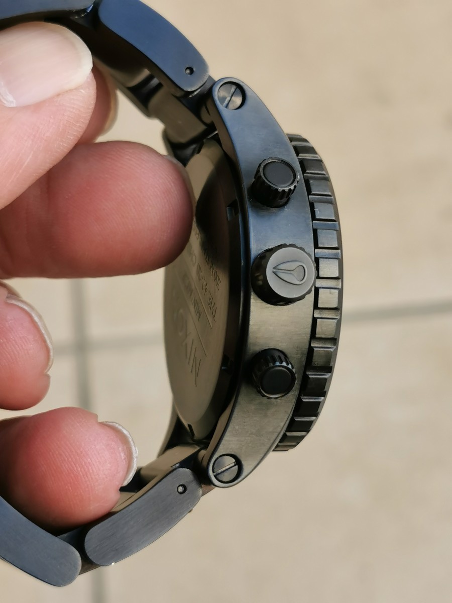 ニクソンのマブいマットブラックなメンズ腕時計 左利き右腕用 レディースも可の画像7