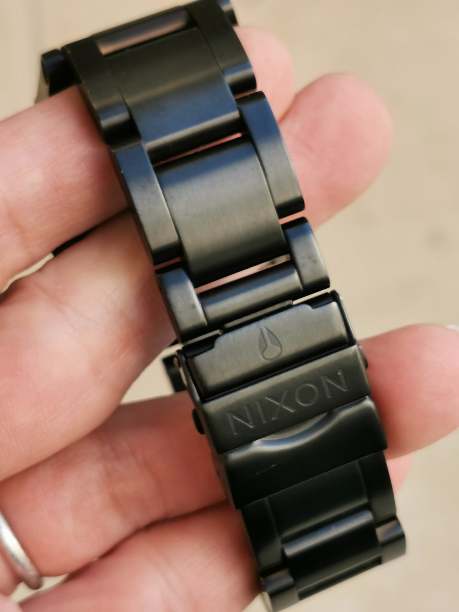 ニクソンのマブいマットブラックなメンズ腕時計 左利き右腕用 レディースも可_画像6