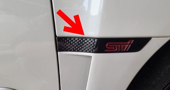 新品　純正品　SUBARU　スバル　フェンダーガーニッシュ　フェンダーエンブレム　運転席側　USスバル　WRX　STI　シリーズホワイト　_画像1