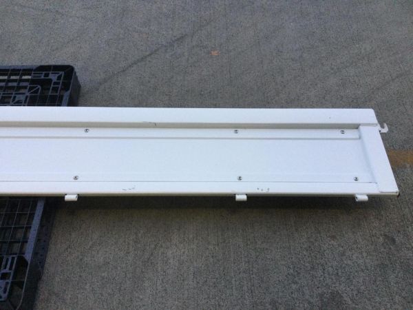 いすゞエルフ　新車外し　サイドアオリ右　白　W3550mm*H398mm 厚み35mm 傷有