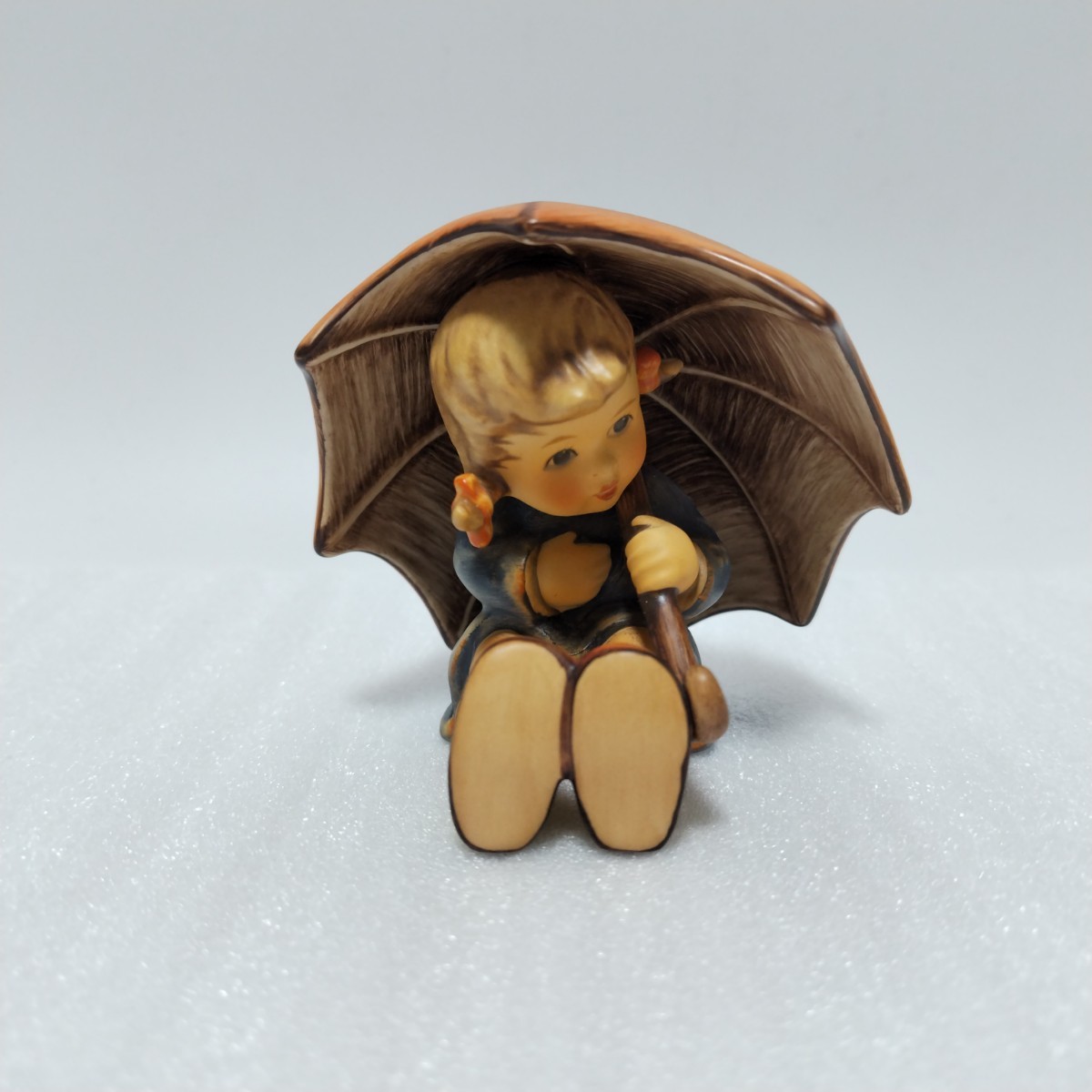 Goebel ゲーベル フィギュリン 少女 傘 約8.5×9.0cm フンメル人形 置物 A-491