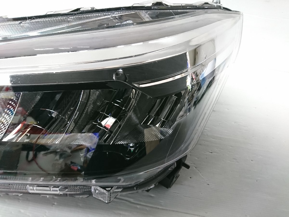 ★中古品★トヨタ 純正 A200A ライズ LED ヘッドライト ランプ レンズ 左 左側 運転席側 ICHIKOH 1990【他商品と同梱歓迎】_画像3