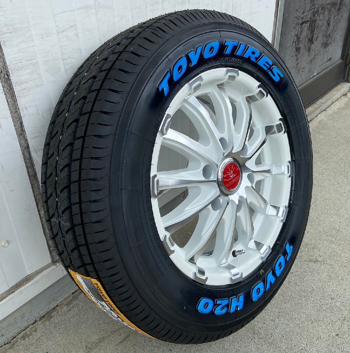 ラスト一台 16インチ タイヤホイールセット TOYO H20 215/65R16 ハイエース レジアスエース BountyCollectio BD12 ホワイトレター_画像1