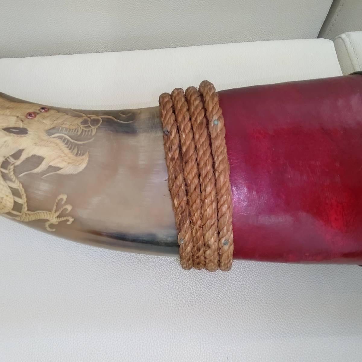 #9737 水牛の角 中古品 龍 彫刻 置物 牛 インテリア 本体のみ 工芸品 オブジェ 骨董 開運 風水 縁起物_画像3