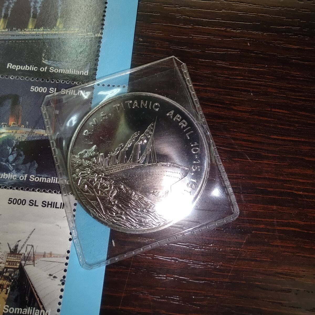  #7358 コレクター必見!! ソマリランド タイタニック号 5ドル白銅貨 切手セット 希少 コイン ソマリア 20世紀 現状品の画像2