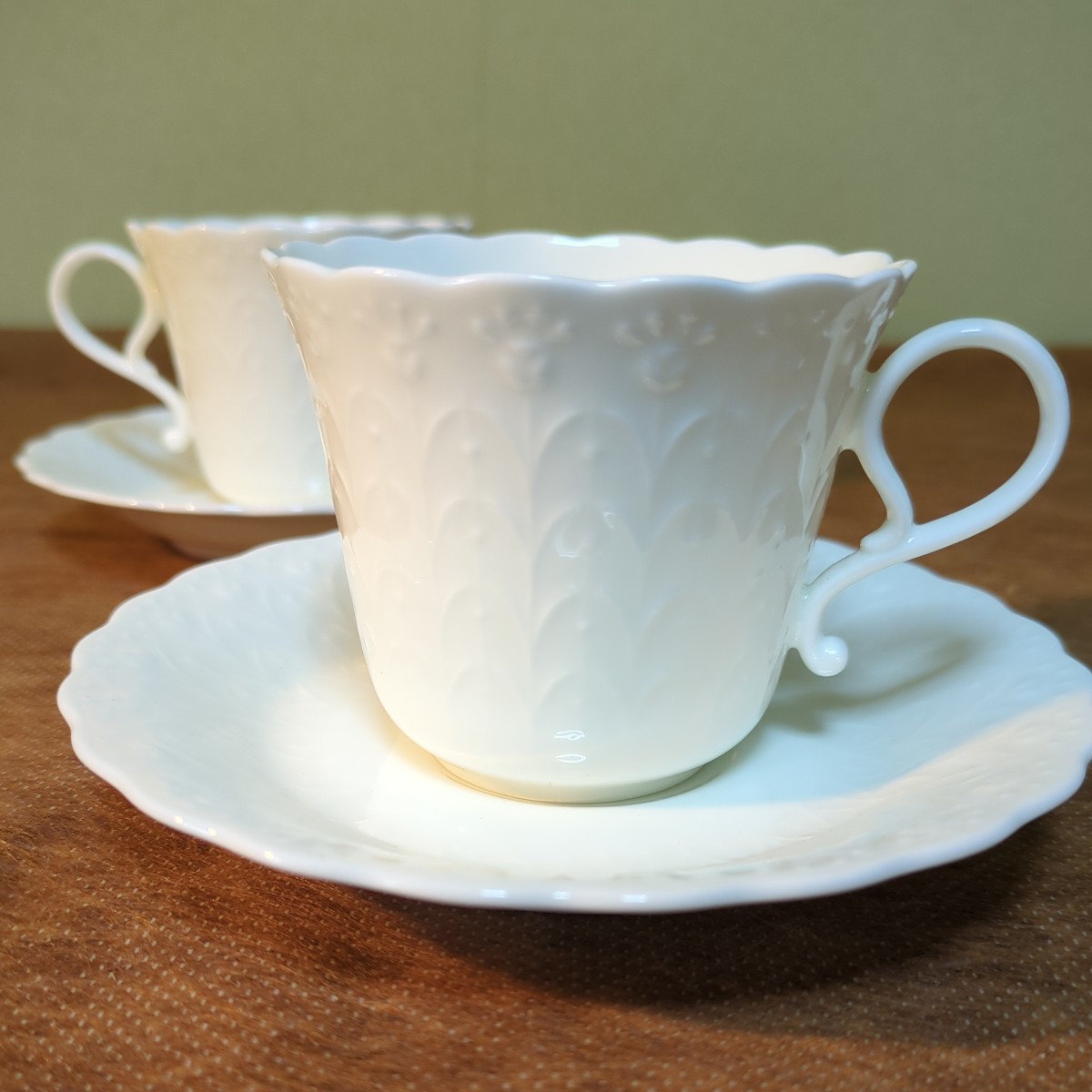 ナルミ シルキーホワイト コーヒー カップ&ソーサー ２客 ナルミボーンチャイナ レリーフ NARUMI BONE CHINA_画像1