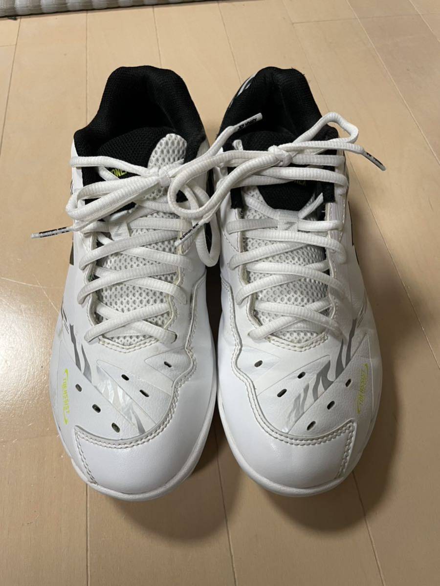 ホワイトタイガー バドミントンシューズ 桃田 賢斗モデル YONEX ホワイトタイガー バドミントンシューズ 桃田 賢斗モデル YONEX