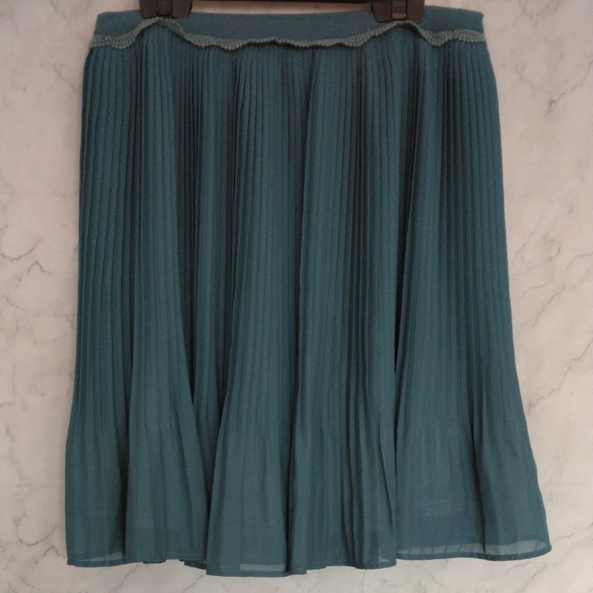 【earth】Mサイズ　プリーツ スカート プリーツスカート　ウエスト部分にレースの装飾　エメラルドグリーン　春夏スカート　美品