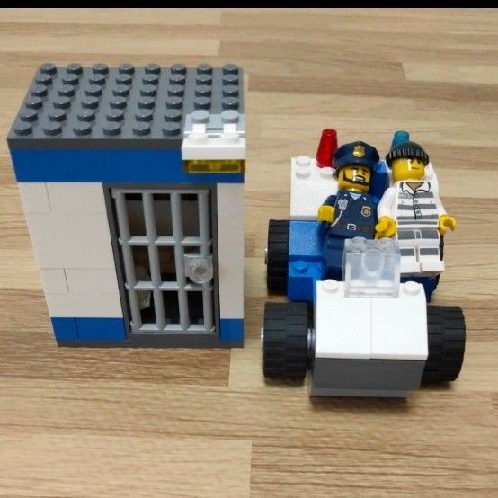 3つまとめ売り　LEGO レゴ　シティ　CITY　60247 森の火事　パトカー　牢屋