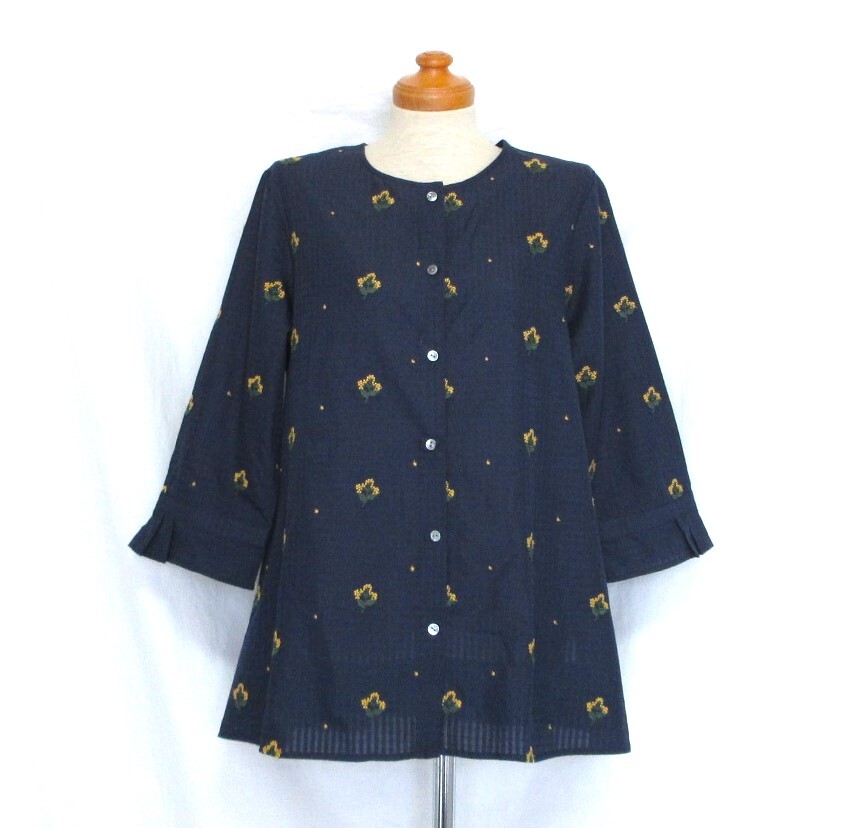  beautiful goods postage included! Golden Bear Golden Bear navy . flower embroidery sia- check pattern cotton blouse 13 number ( large size navy blue ...)