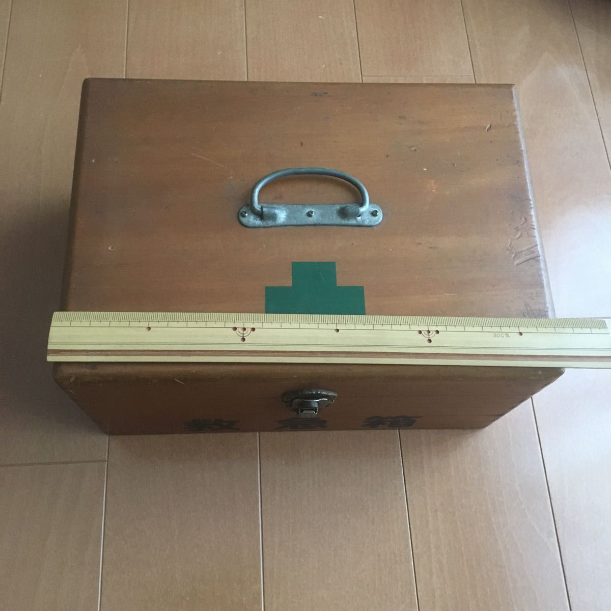 4月から値上げします　昭和レトロ♪緑十字の木製救急箱