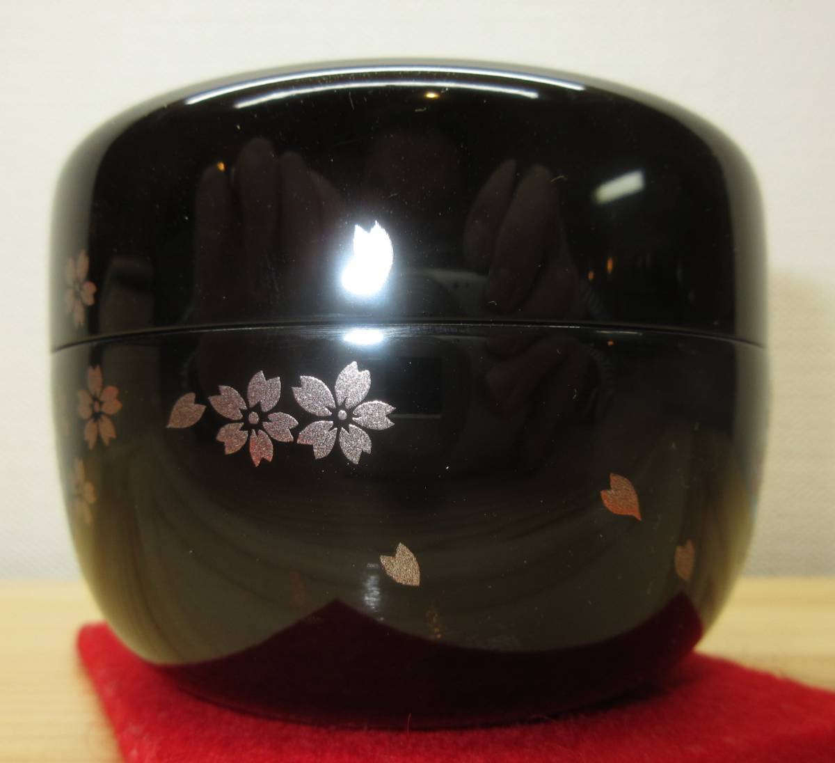 【逢絢亭・新品】茶道具 棗 平棗 山中塗 白檀塗 夜桜蒔絵 真塗 木製 中村湖彩 共箱入り_画像3