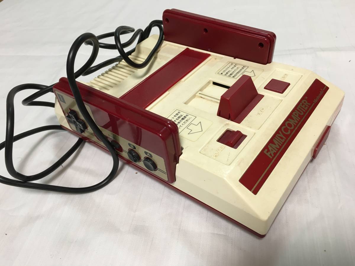 中古 任天堂 初代 ファミリーコンピューター HVC-001 動作未確認 欠品あり ジャンク 部品どり おまけソフト一本 quarter back scramble_画像4