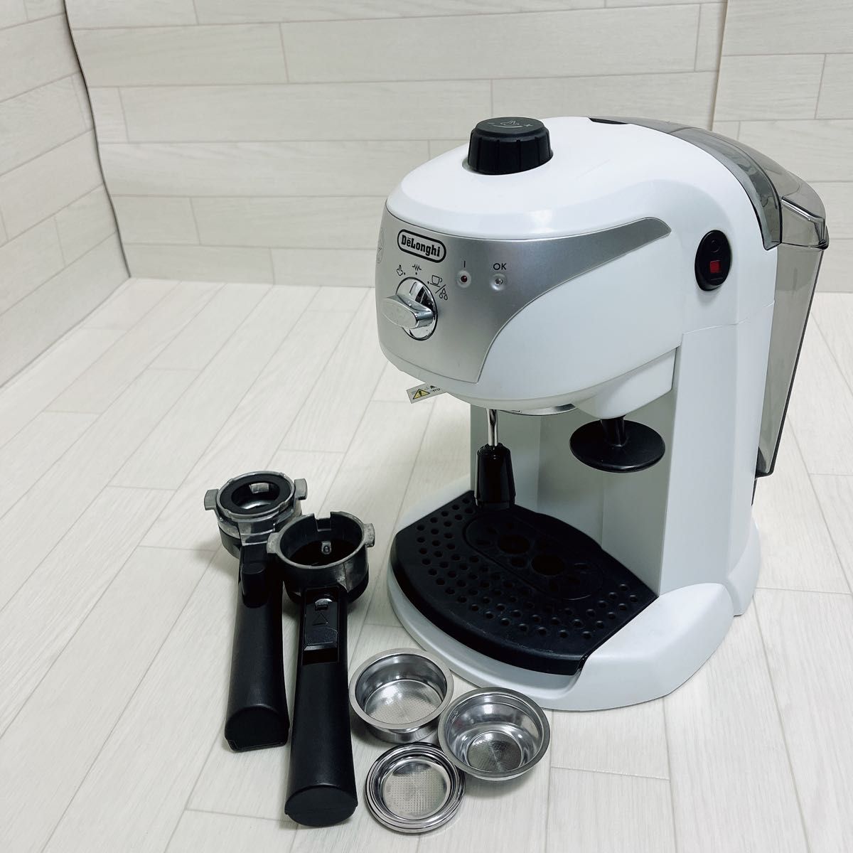 注目の DeLonghi デロンギ エスプレッソ&カプチーノマシン EC221 ホワイト コーヒーメーカー・エスプレッソマシン