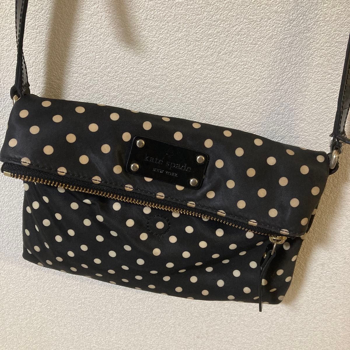 【Kate spade】スポットナイロンアレア ショルダーバッグ ドット柄 黒×白 ナイロン×エナメル（レザー）