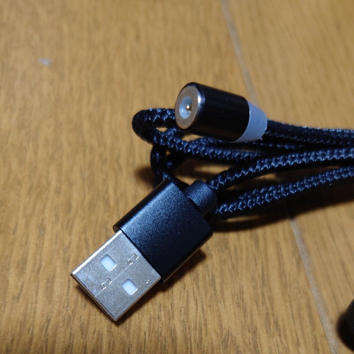 マグネット式充電ケーブル / iPhone用端子x2 microUSBx1 / 長さ1m