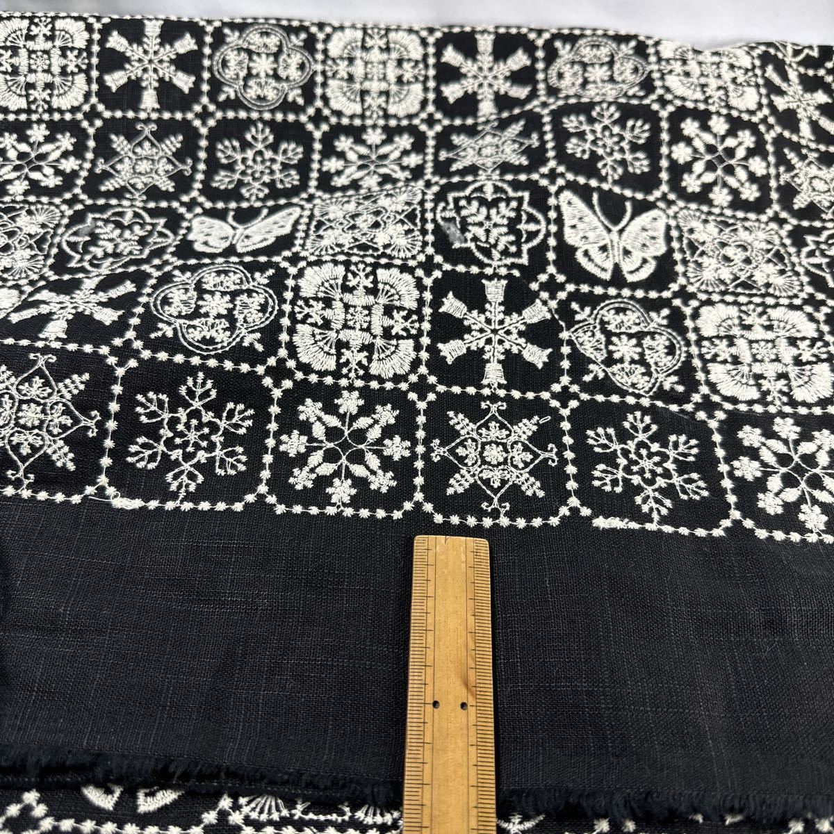 刺繍・シーチング.リネン生地・幅138ｃｍ×50ｃｍ・黒地.格柄._画像4