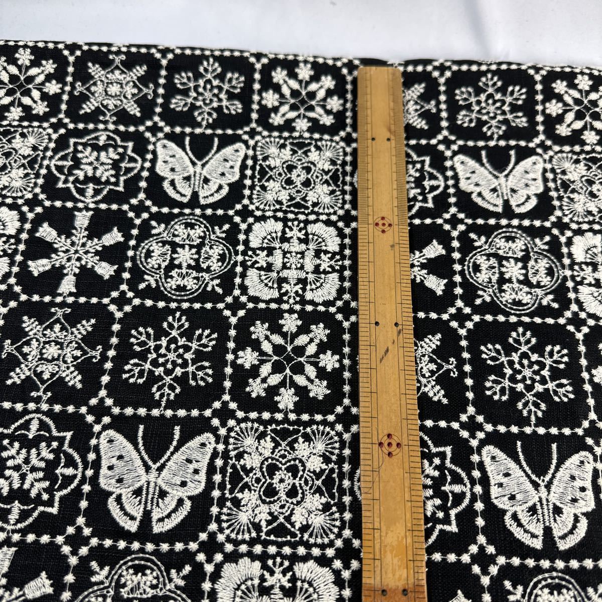 刺繍・シーチング.リネン生地・幅138ｃｍ×50ｃｍ・黒地.格柄._画像3