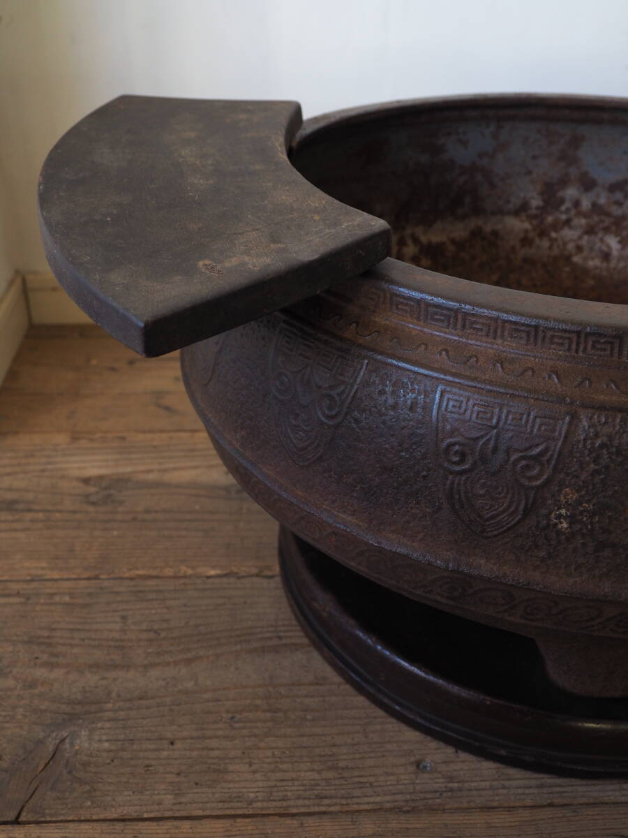 時代 特大 古鉄 饕餮紋 火鉢 瓶掛 扇形置台付き 幅約56㎝ 重量約21㎏_画像6