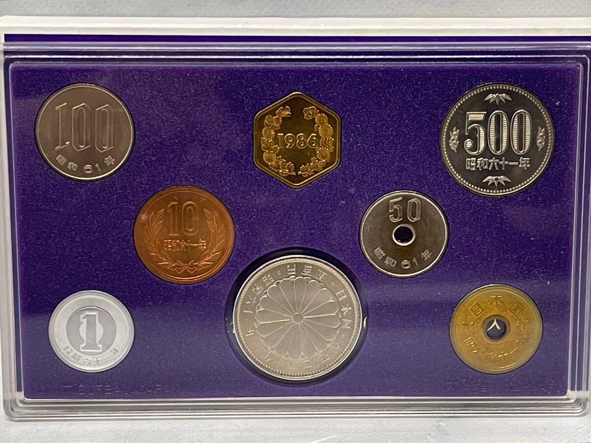 貨幣セット 2個おまとめ 1986年 昭和61年 通常 ミントセット 天皇陛下御在位60周年記念 額面1166円 記念硬貨 記念貨幣_画像3