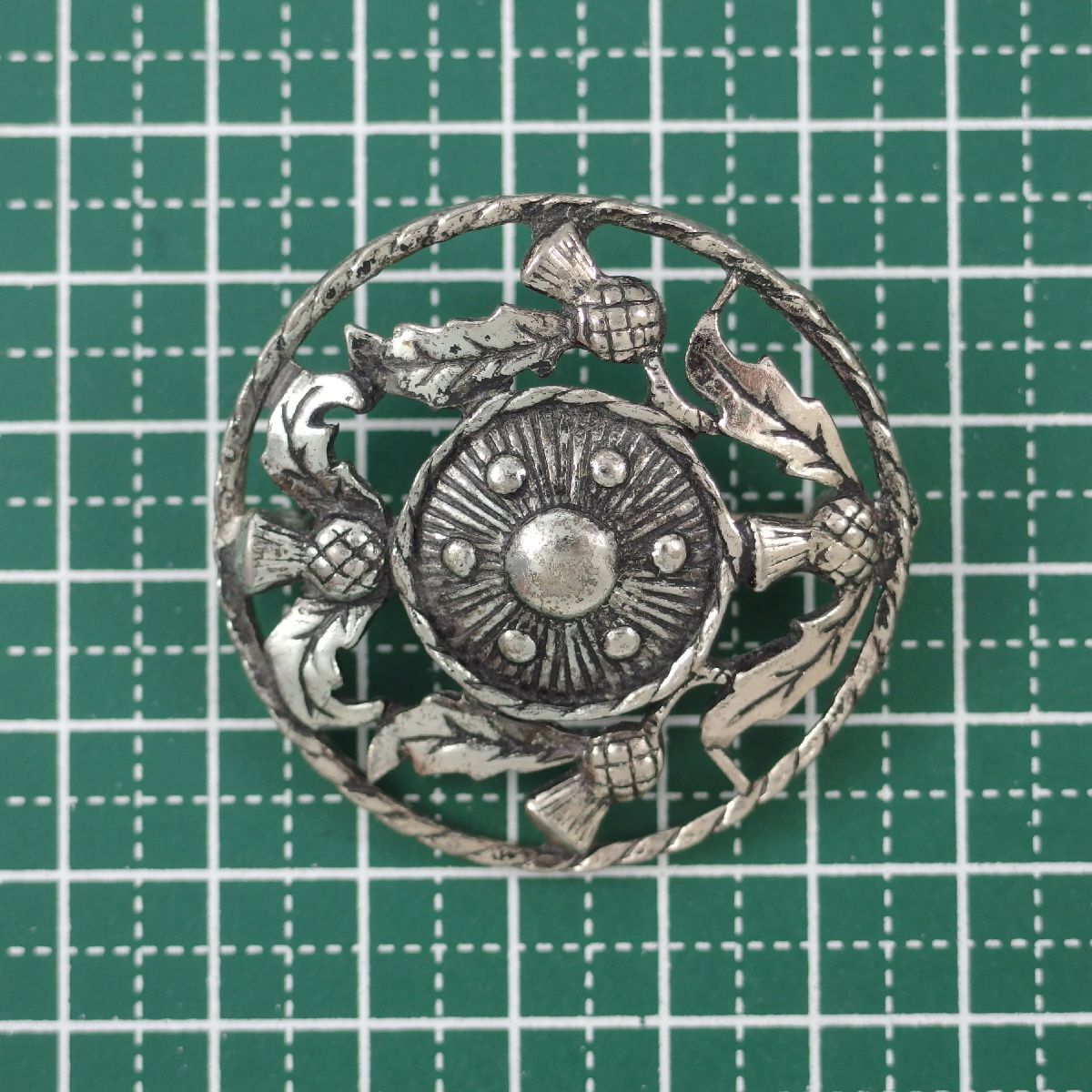 UK1462*a The mi. flower flower motif round round Britain Celt * Vintage brooch *
