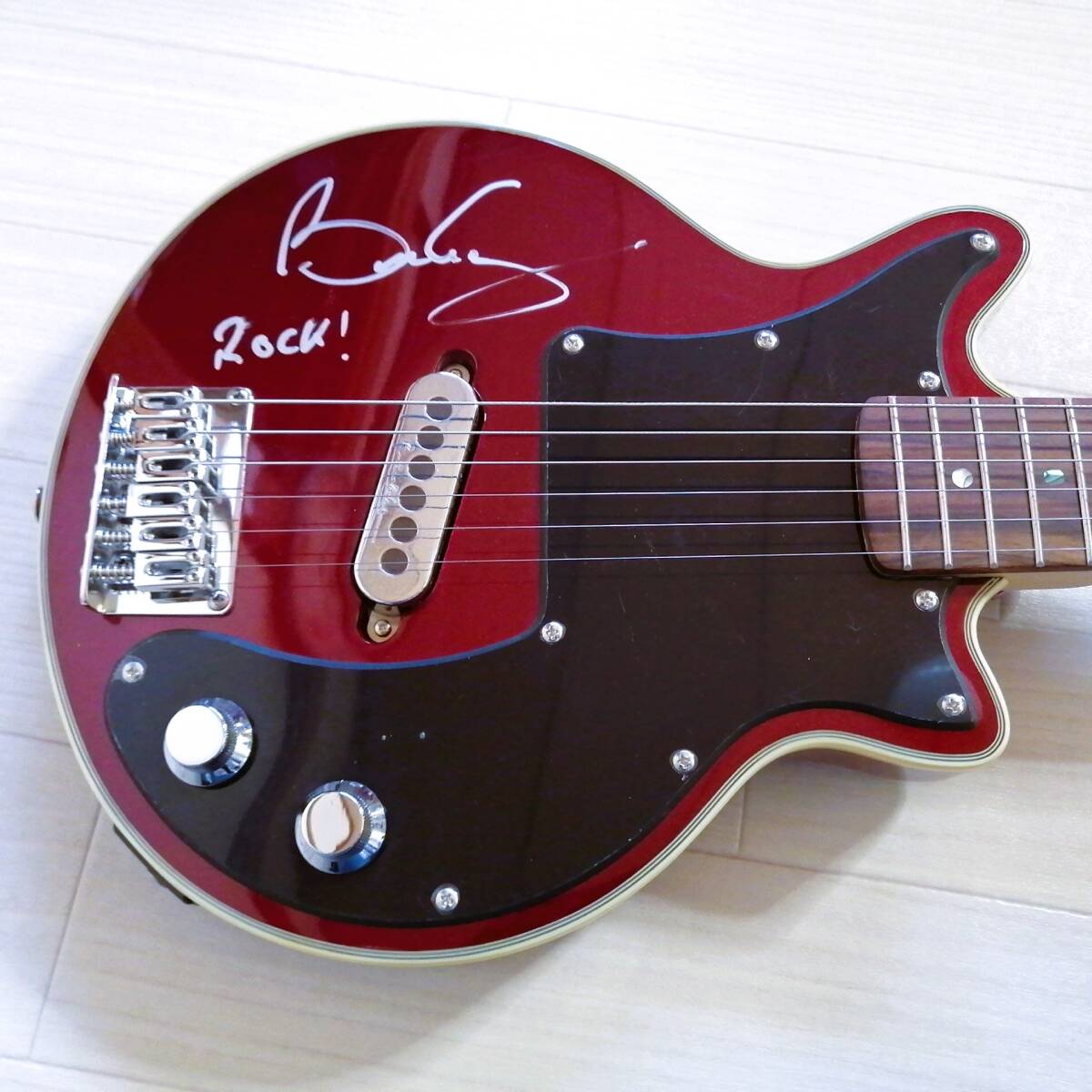 Brian May 直筆サイン入り ギター Guitars Red Special mini 刺繍入ソフトケース付 美品 グッズ ブライアン・メイ queenの画像3