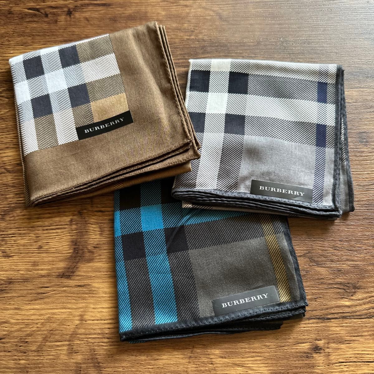新品Burberryハンカチ 紳士メンズ - 小物 新品Burberryハンカチ 紳士メンズ - 小物