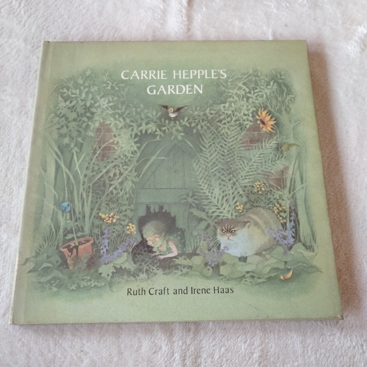 B096 CARRIE HEPPLE'S GARDEN Ruth Craft and Irene Haas 本 絵本 洋書_画像1