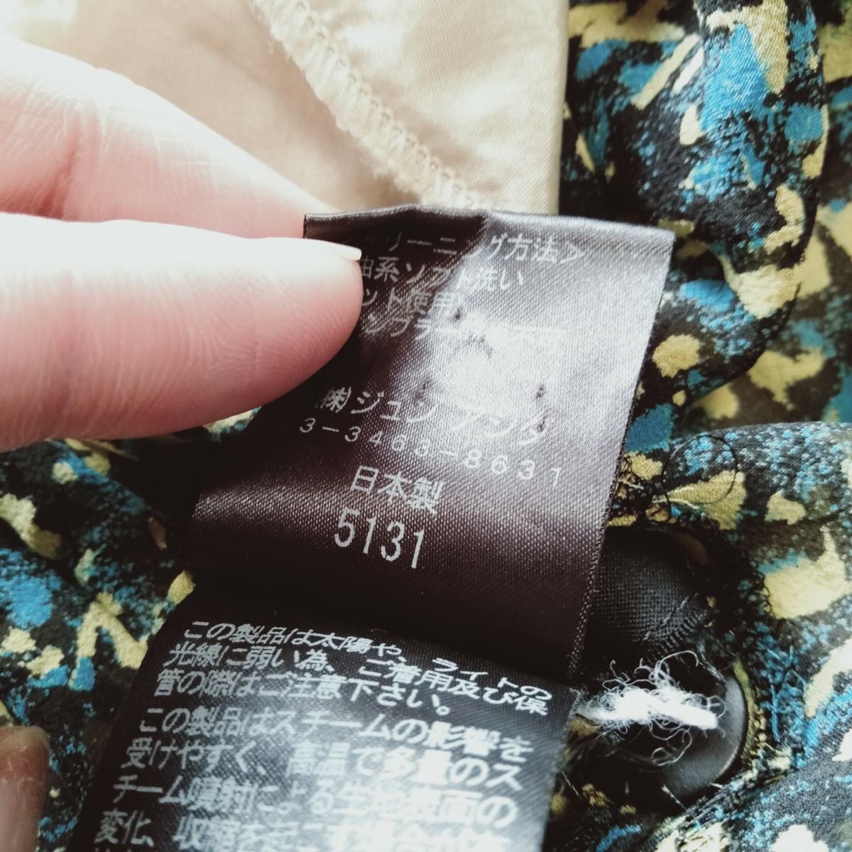 か084 ジュンアシダ jun ashila サイズ11 L相当 絹100％ 5部袖 柄ブラウス シャツ ワキパット付 スカーフ付 洋服_画像5