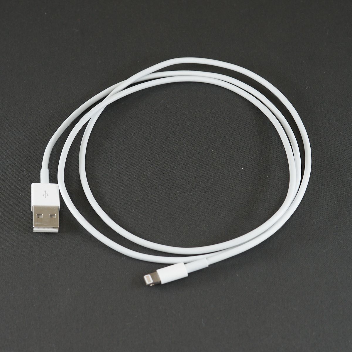Apple 純正 Lightning USBケーブル 1.0m USED美品 アップル ライトニングケーブル iPhone iPod 完動品 中古 X0665の画像1
