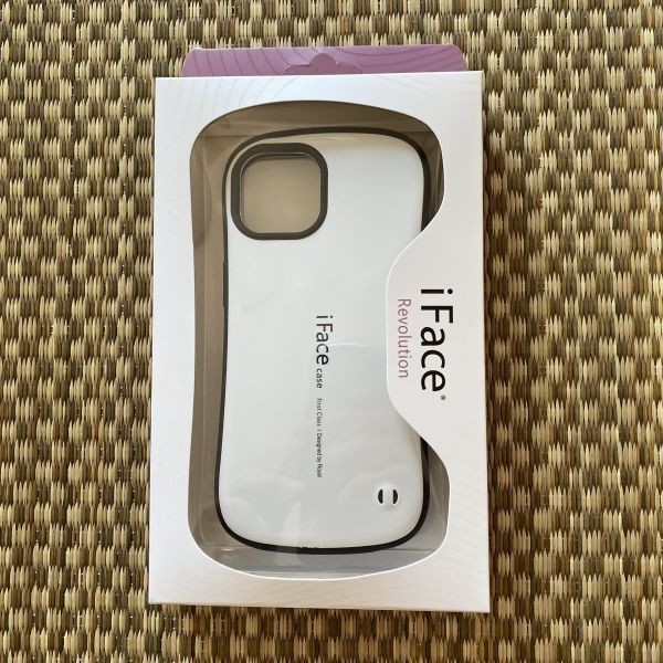 送料無料　白 iFace iPhone15pro用 箱あり ケース First Class ハードケース 愛用のiphoneを守る 耐衝撃 ストラップ穴付きお洒落