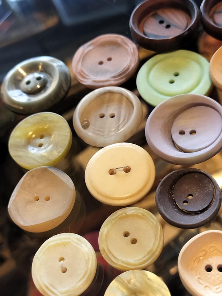 フランス　アンティーク　ビンテージ　いろんな形　色　の可愛いボタンいっぱい　１１８個！_画像3