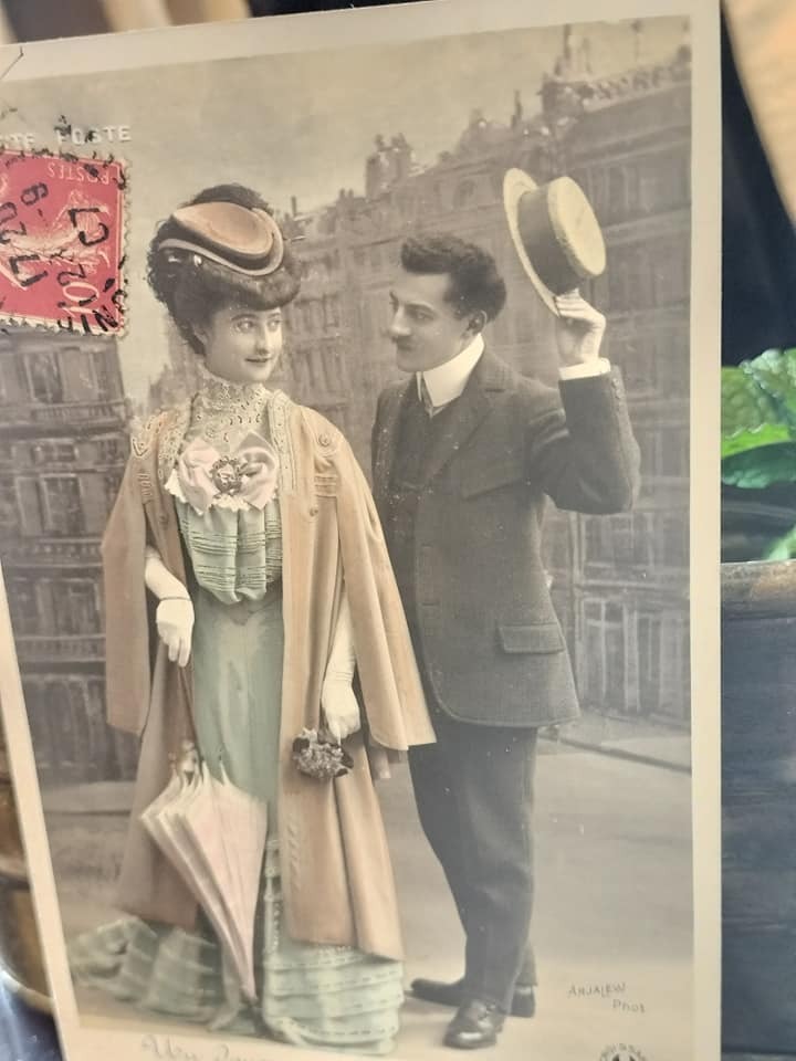 フランス　アンティーク　綺麗なドレス、帽子、マントの女性と帽子を持っている男性のポストカード　綺麗な手書きメッセージ！_画像3