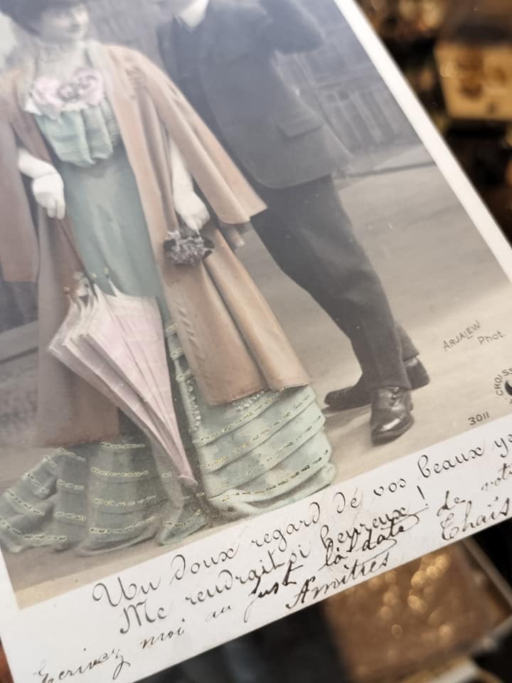 フランス　アンティーク　綺麗なドレス、帽子、マントの女性と帽子を持っている男性のポストカード　綺麗な手書きメッセージ！_画像4