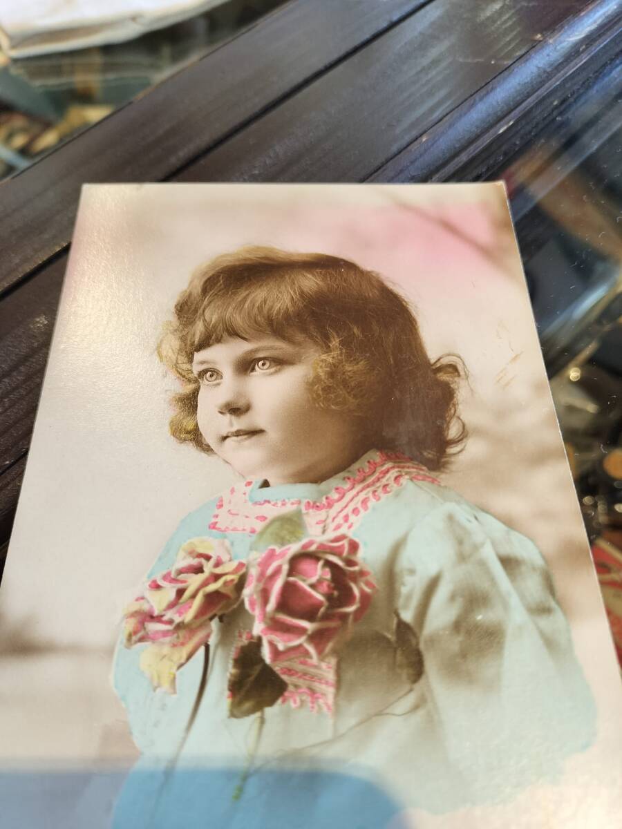 フランス　アンティーク　レース襟、水色のワンピス　可愛らしい　少女　手に薔薇を持っている　ポストカード！_画像2