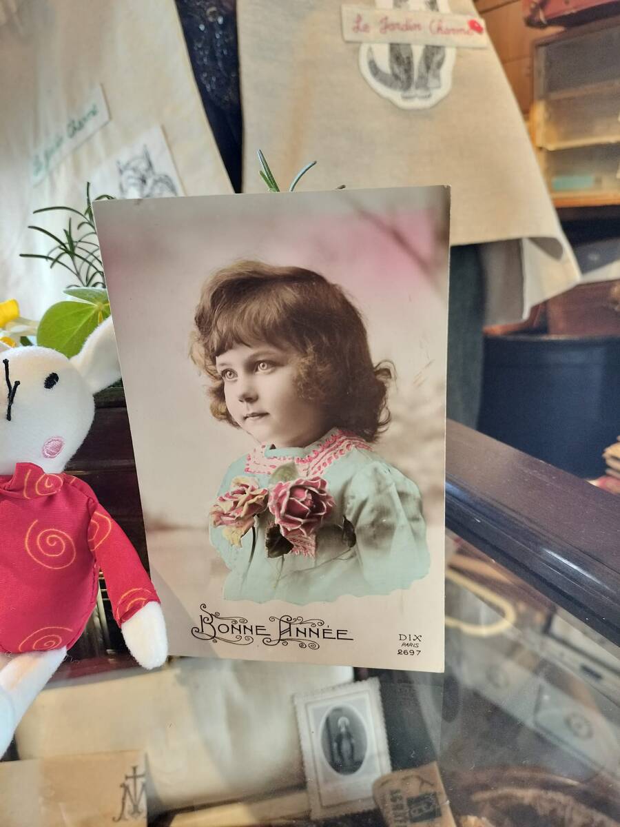 フランス　アンティーク　レース襟、水色のワンピス　可愛らしい　少女　手に薔薇を持っている　ポストカード！_画像3