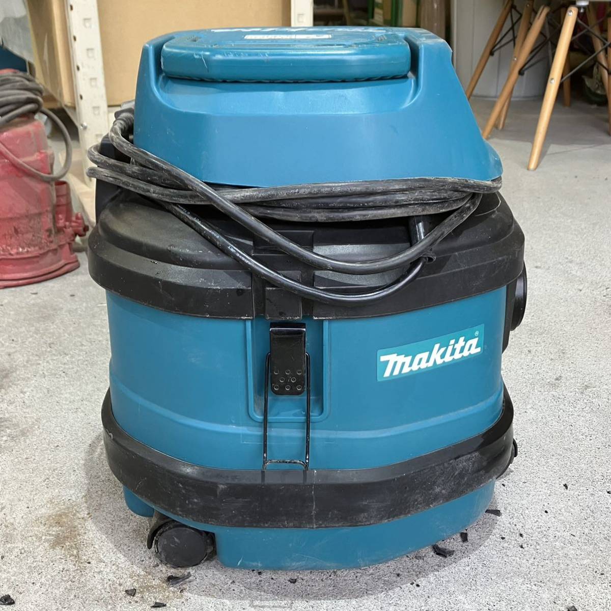 makita モデル470 乾湿両用 集塵機 マキタ 集じん機 掃除機 クリーナー 業務用 ホース付 吸引 粉塵 小型 100V_画像4
