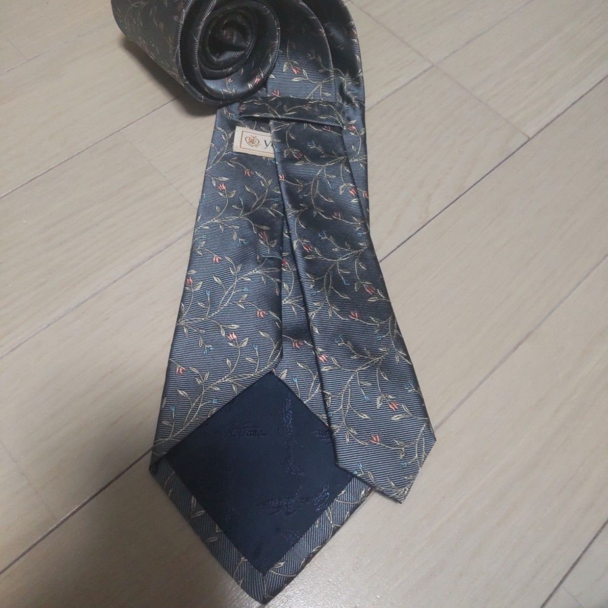 ユミカツラ 日本製 グレー 植物柄 ボタニカル柄 シルク  結婚式 ネクタイ